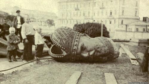 Beheaded statue in Russia